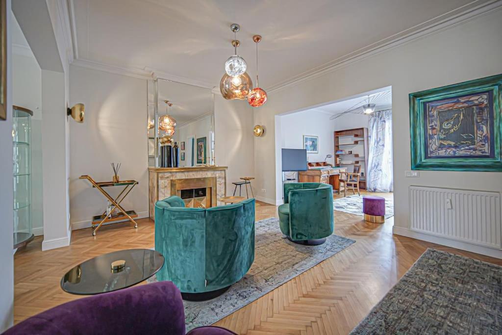 Executive Free Private Parking & Remote Office Apartment