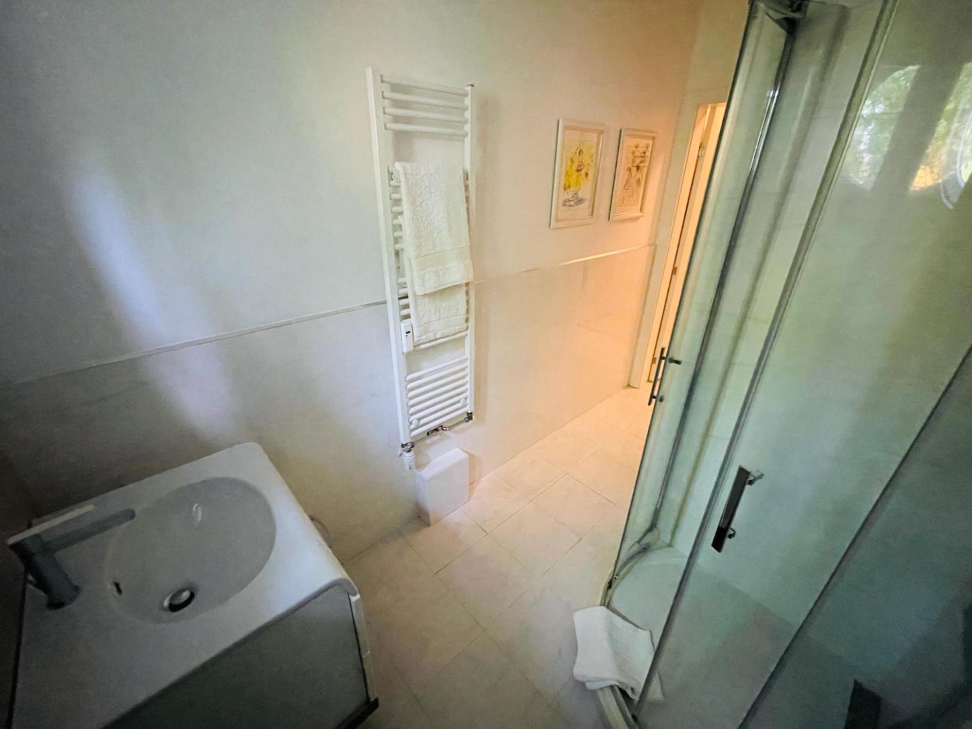 Executive Free Private Parking & Remote Office Apartment